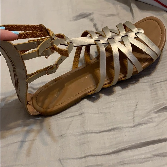 size 11 wide sandals - Picture 2 of 3